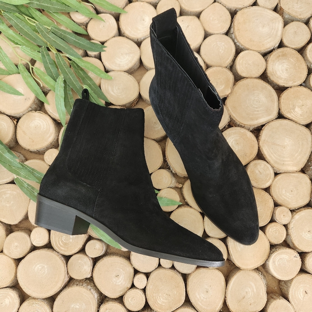 NIB Bruno Magli Campo Suede Chelsea Boots